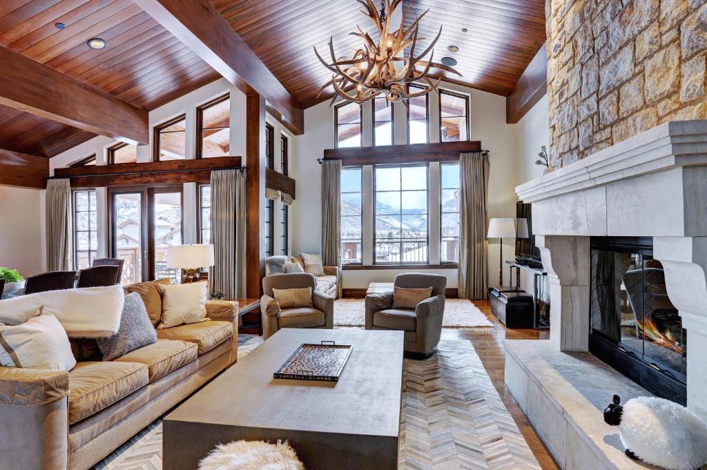 Vail Apartment | Luxury Mountainside 5BR halet in Vail Village