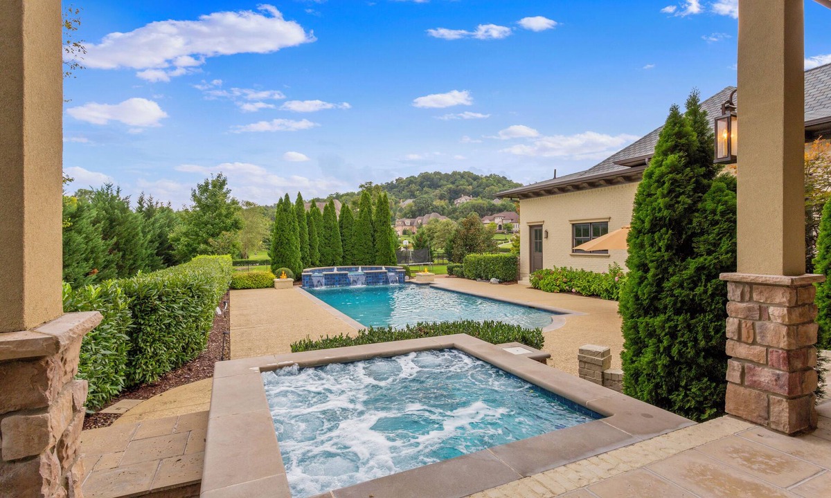 Brentwood House | Luxury Nashville Estate on 2 Acres | Heated Pool, Sauna, Chef’s Kitchen | 5 Suit