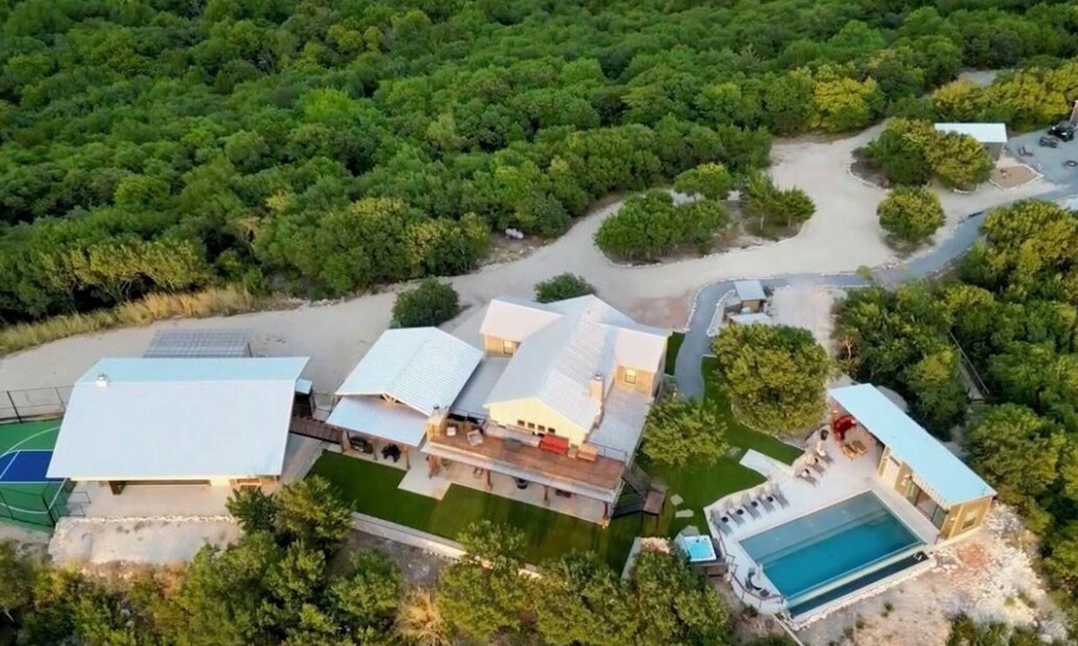 Muenster House | Luxury North Texas Retreat-PARTIAL for 29 guests-Pool/Spa/Sports Courts/Views