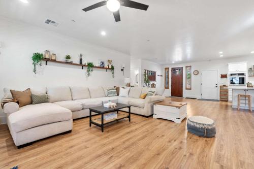 Country Club Apartment | Luxury Oasis Compound with Hot Tub with 3 Homes
