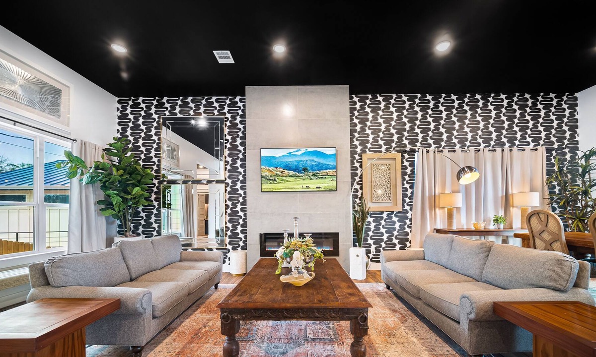 Pedernales Bend House | Luxury On The Water: Pool, Hot Tub, Games, Sleeps 20, Two Homes