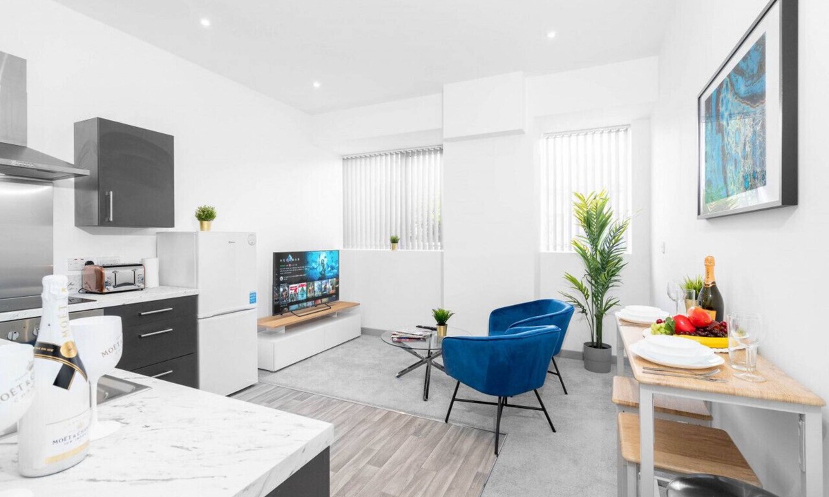 Brierley Hill Apartment | Luxury One Bed Apartment - Brierley Hill - Parking