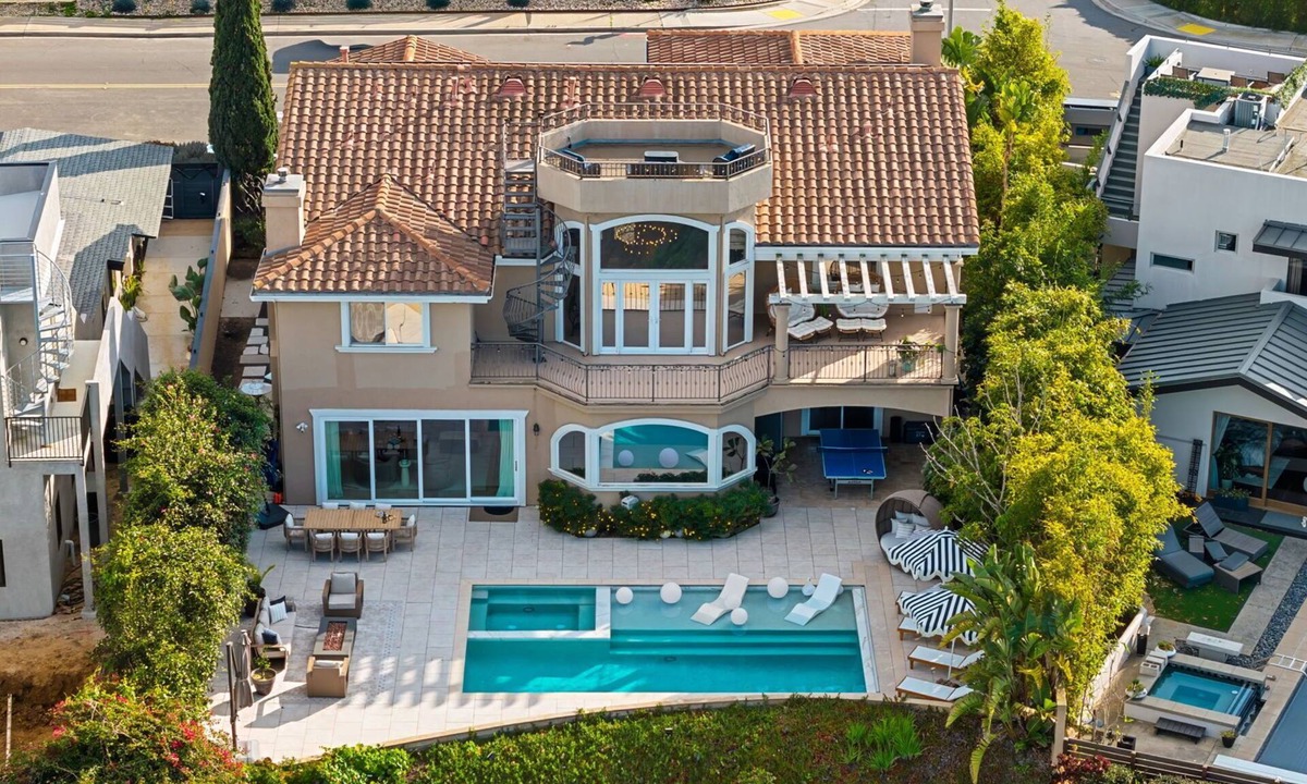 North Pacific Beach House | Luxury Pacific Beach Hilltop Rooftop Deck, Pool, 14-Person Hot Tub, 6BR/5BA