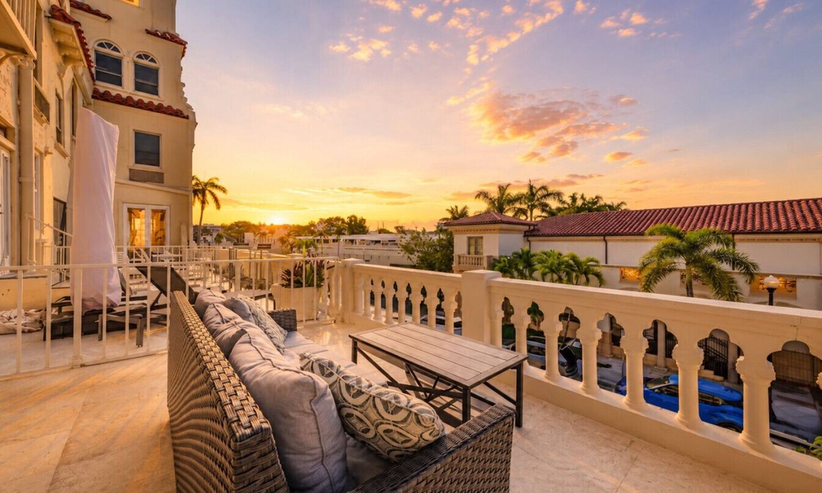 Palm Beach Condo | Luxury Palm Beach Escape with Private Terrace