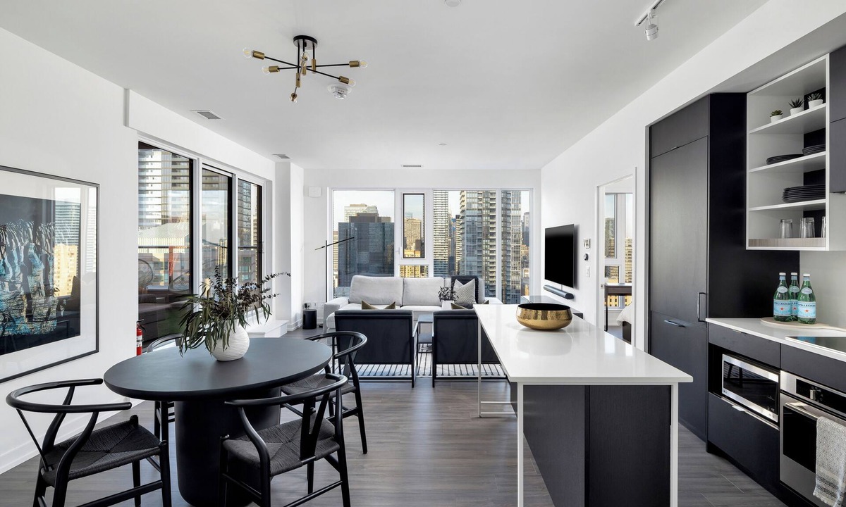 Bay Street Corridor Condo | Luxury Penthouse DT | 3 Beds | Outdoor Fire & BBQ