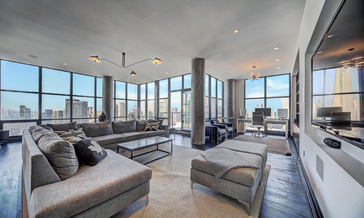 Wellington Place Apartment | Luxury PENTHOUSE w BREATHTAKING CN TOWER VIEWS