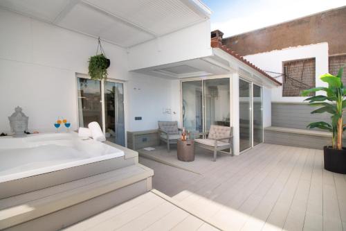 Dreta de l'Eixample Apartment | Luxury Penthouse with Jacuzzi & Large Terraces by Passeig de Gràcia