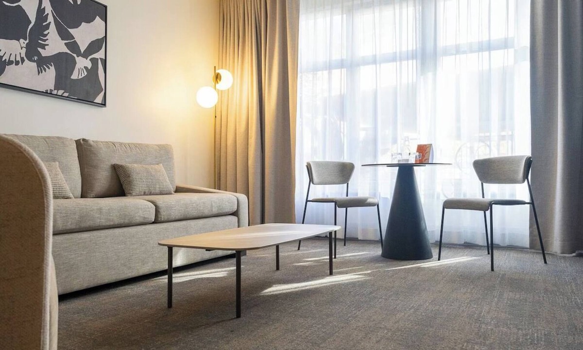 Old Montreal Hotel | Luxury Pet-Friendly Getaway by Notre-Dame Basilica Old Montreal & Science Center