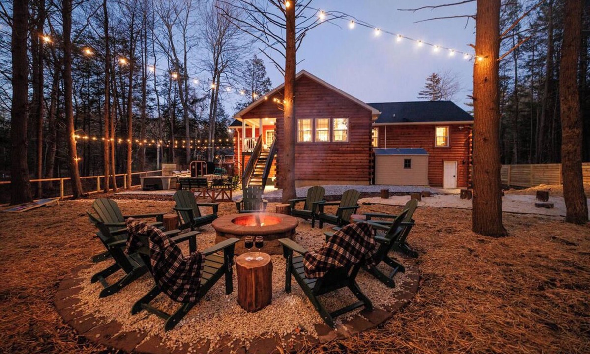 Blakeslee Ski Chalet | Luxury Poconos Summer Stay! 8BR Kayaks, Sauna, Hot Tub Sleeps 18