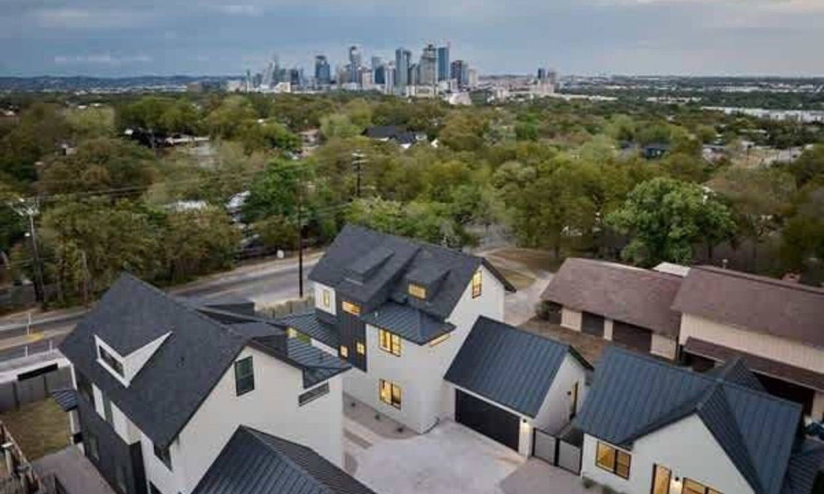 Riverside House | Luxury Pool Retreat, Game Room, Sleeps 24