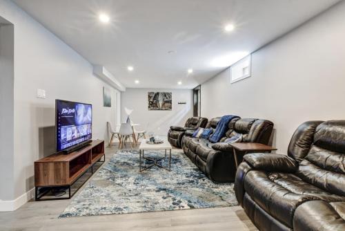 London Apartment | Luxury & private 3 bed basement unit kitchen, wifi, park, mall