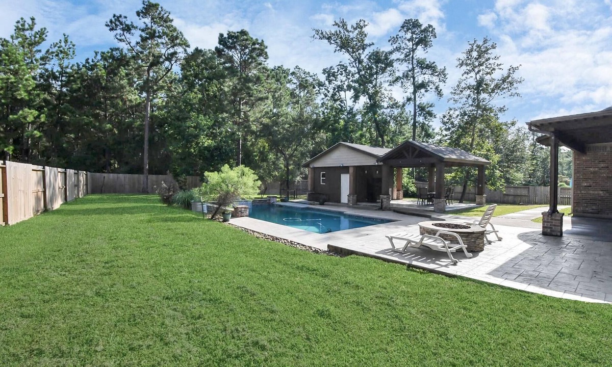 Conroe House | Luxury Private Resort Villa Pool& Backyard Oasis