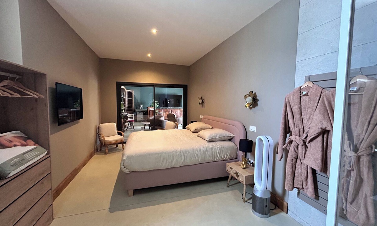 Torreilles Bed & Breakfast | Luxury private suite, the colonial house