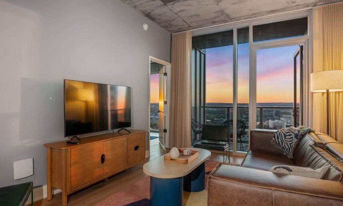 Rainey Street Historic District Apartment | Luxury Rainey St Condo Rooftop Pool & Balcony