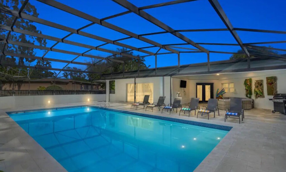 College Park House | Luxury Ranch 2 Master Kg Bed w/heated Salted Pool