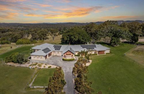 Thornlands House | Luxury Range Stay! 6 Bedroom 4 Bathroom