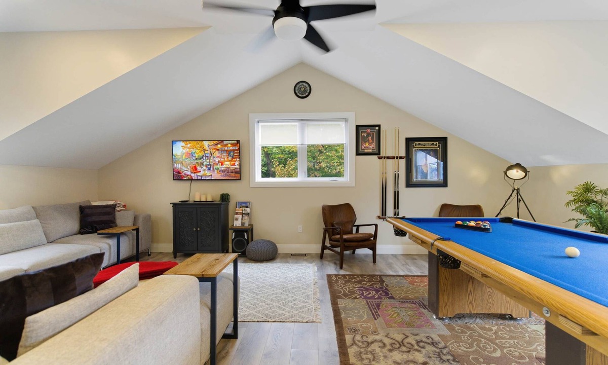 Historic Old Town Apartment | Luxury Redwood Suite in Downtown NOTL - Weekend Getaways