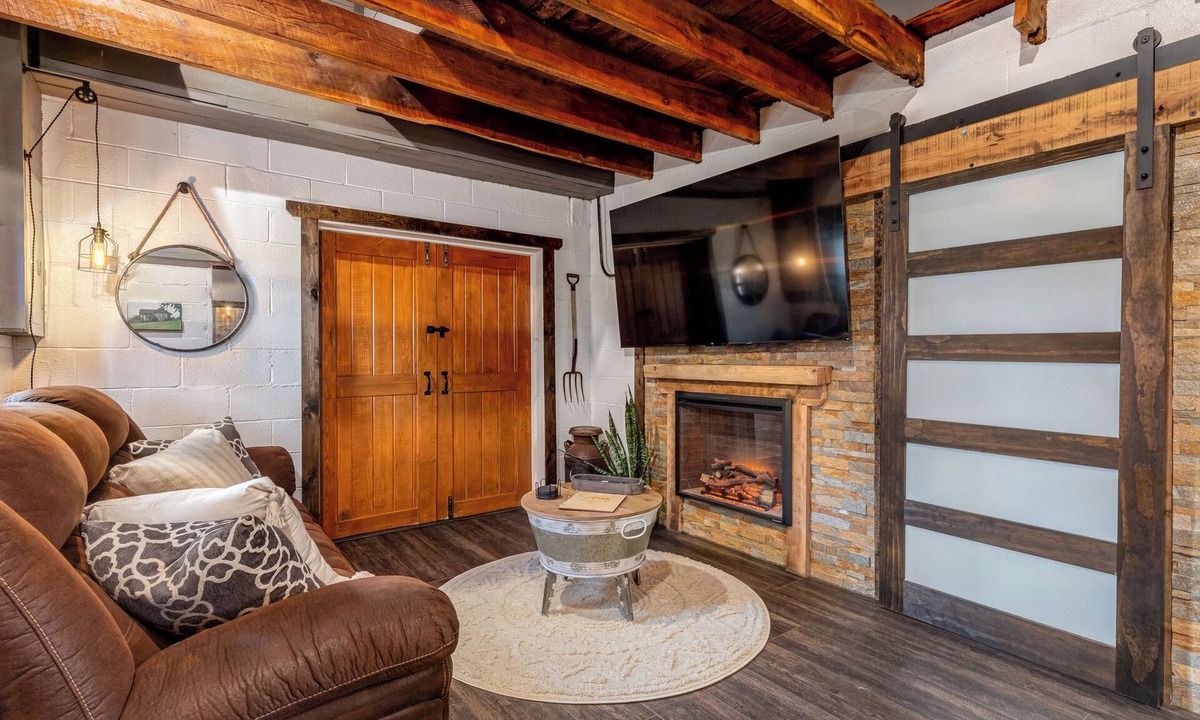 Lebanon House | Luxury Renovated Barn Near Bennett Springs – Cozy & Private