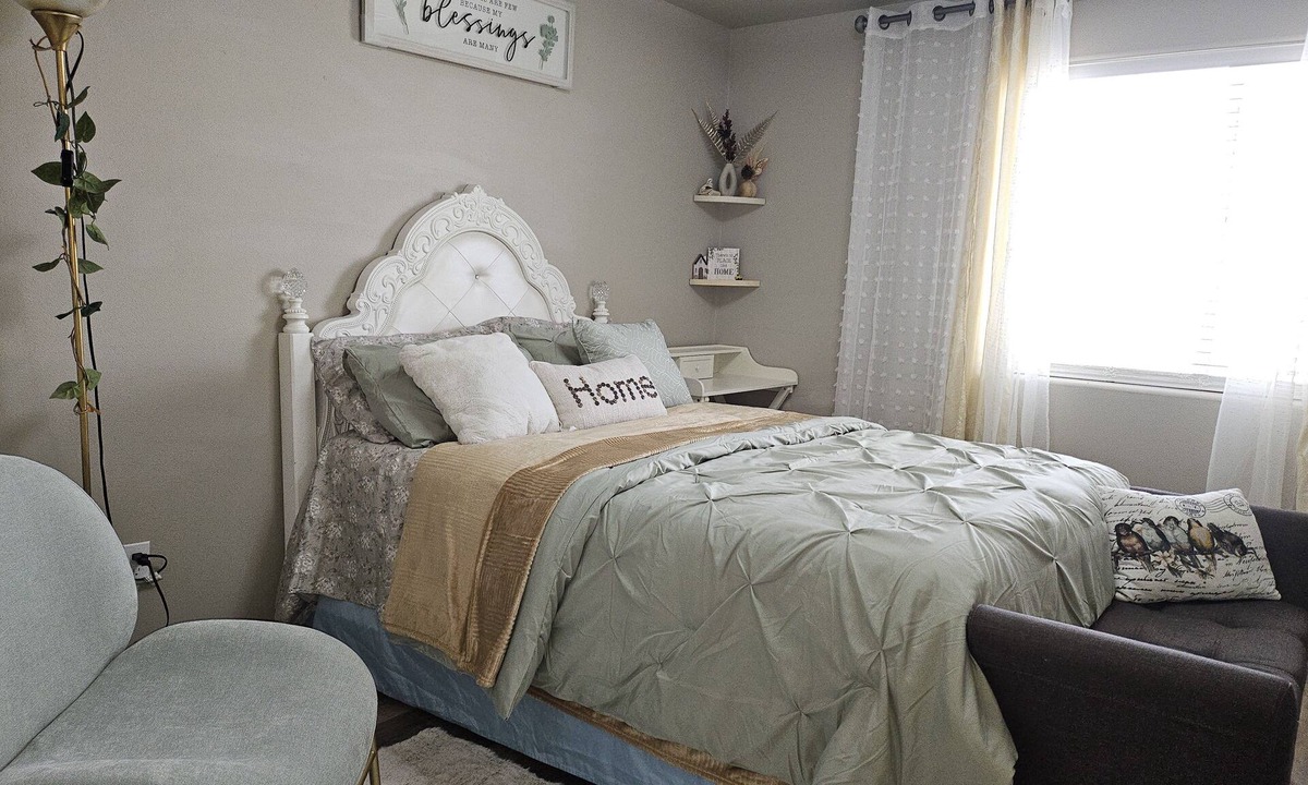 Pasco House | Luxury rental, Spare room