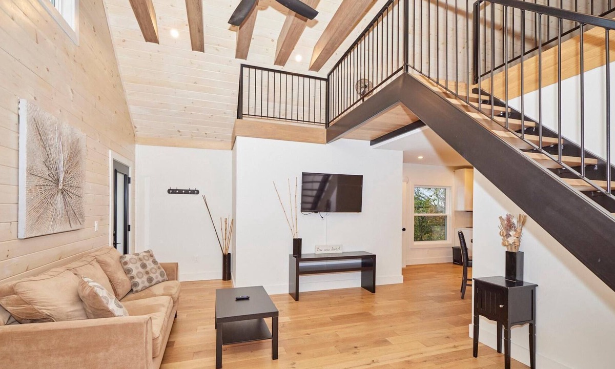 Niagara Falls House | Luxury rental with a great location-walking distance to The Falls and attractions.