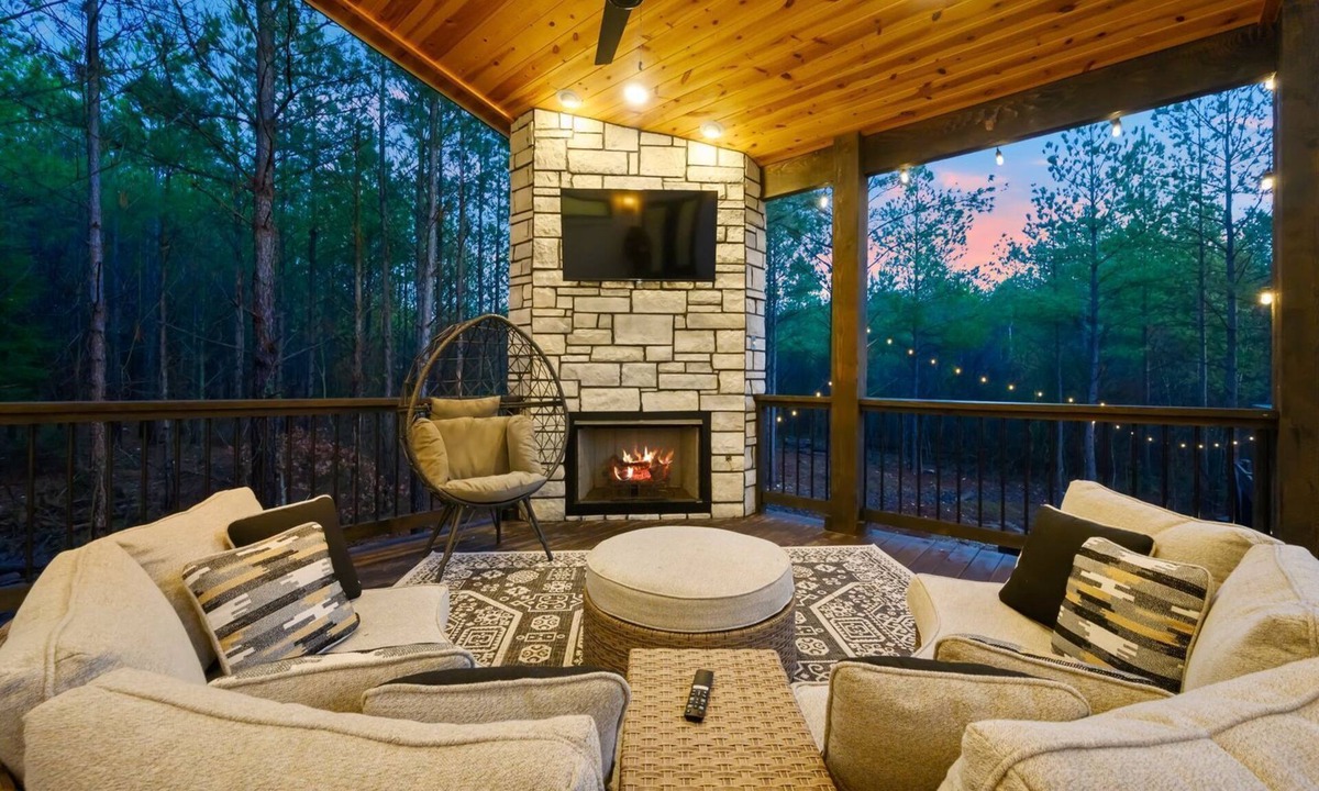 Hochatown Cabin | Luxury Retreat Hot Tub, Fire Pit Sleeps 20