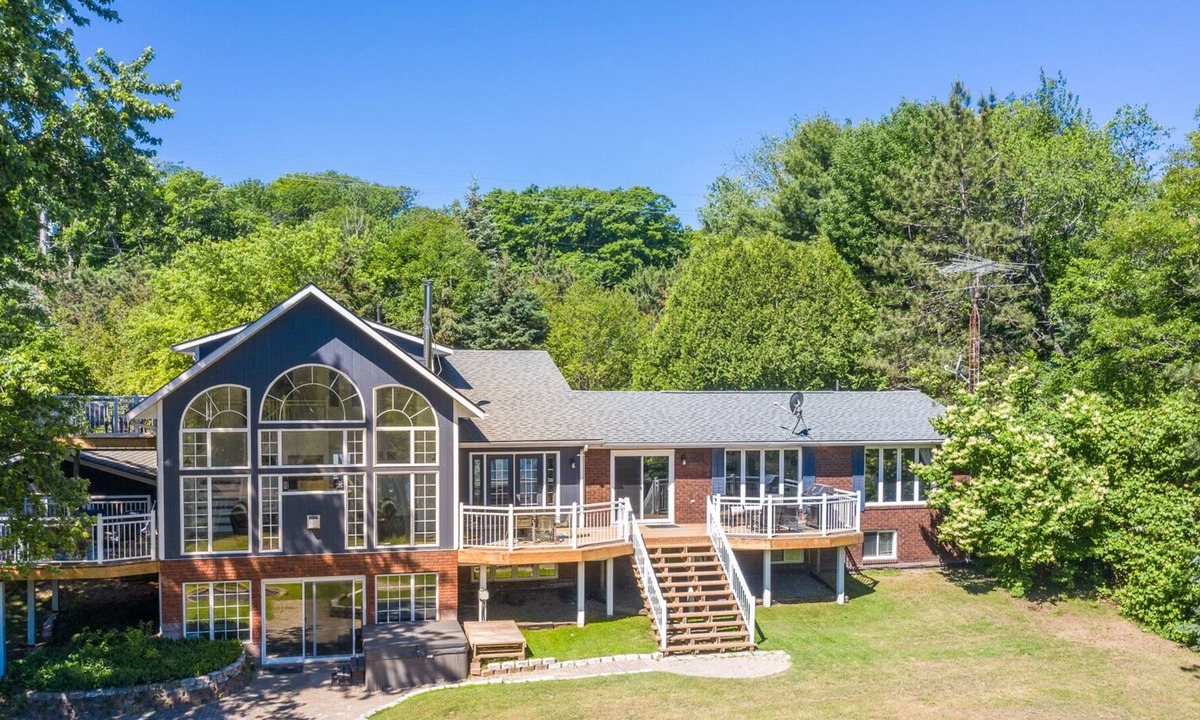 Seguin Cabin | Luxury Retreat On Lake Joseph