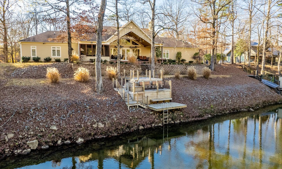 Murfreesboro Cabin | Luxury Retreat on Little Mo River, Fish From Private Docks, Kayaking, Serenity