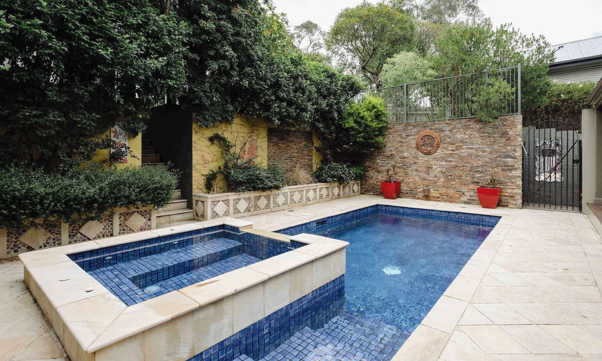 Lower Plenty House | Luxury Retreat: Pool, Fireplace & Parking