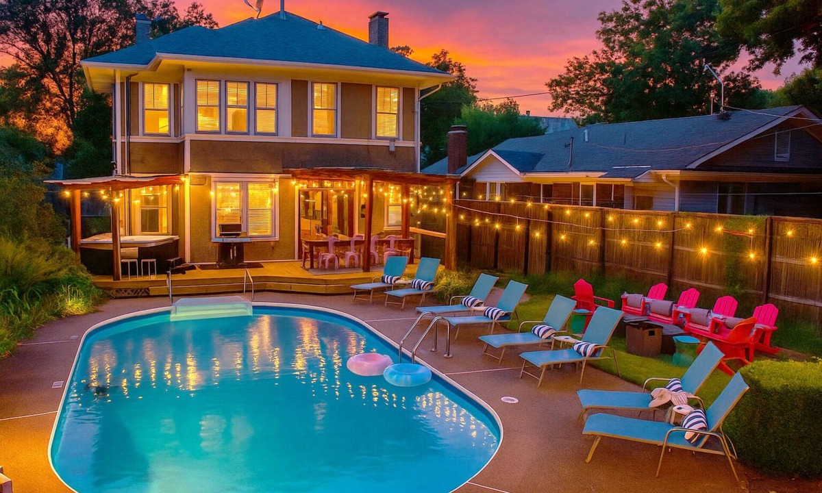 Crosstown House | Luxury Retreat -Pool, Hot Tub, Fire Pit, BBQ & Games - BIG groups