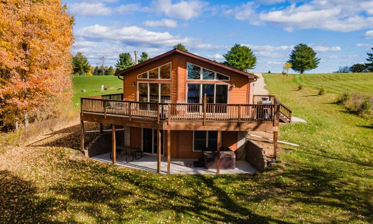 Ferryville Cabin | Luxury River View Cabin, Hot Tub + Fireplace, Private Retreat