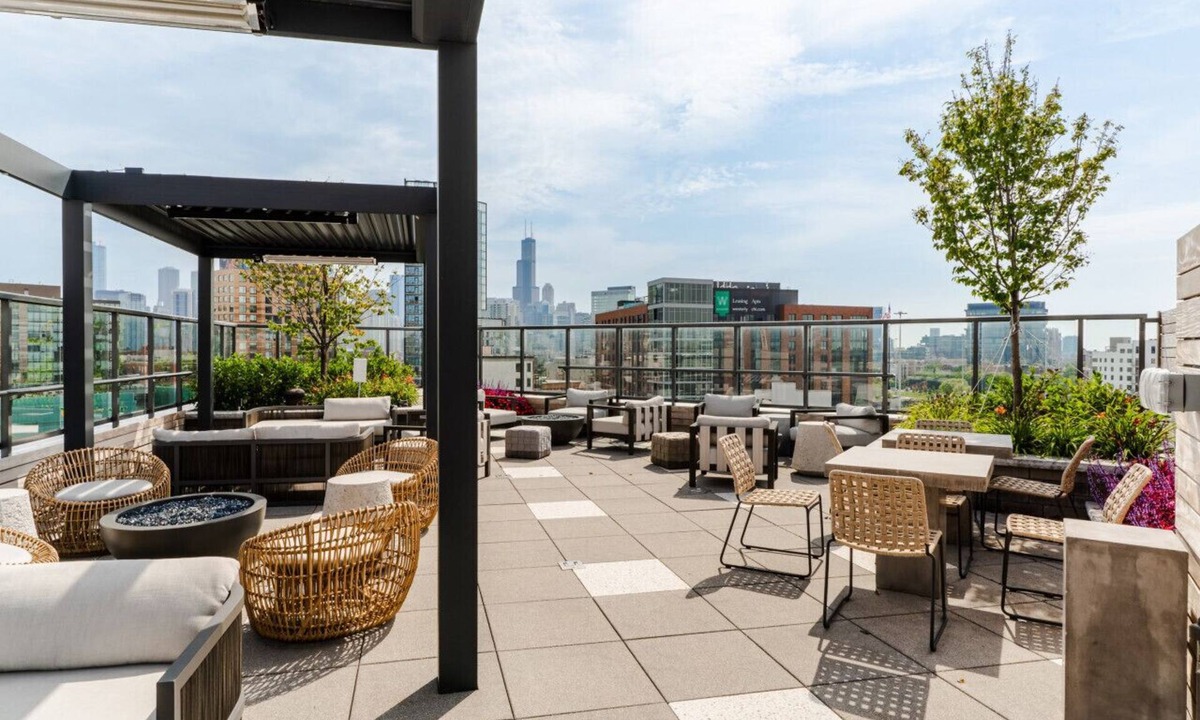Pulaski Park Apartment | Luxury River West High-Rise N3 Gym+Rooftop+Skyline