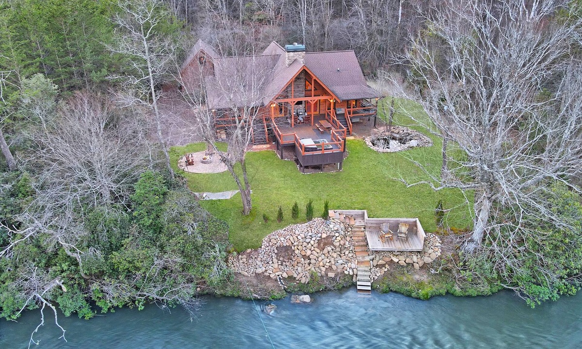 East Ellijay Cabin | Luxury Riverfront Cabin - Pet Friendly