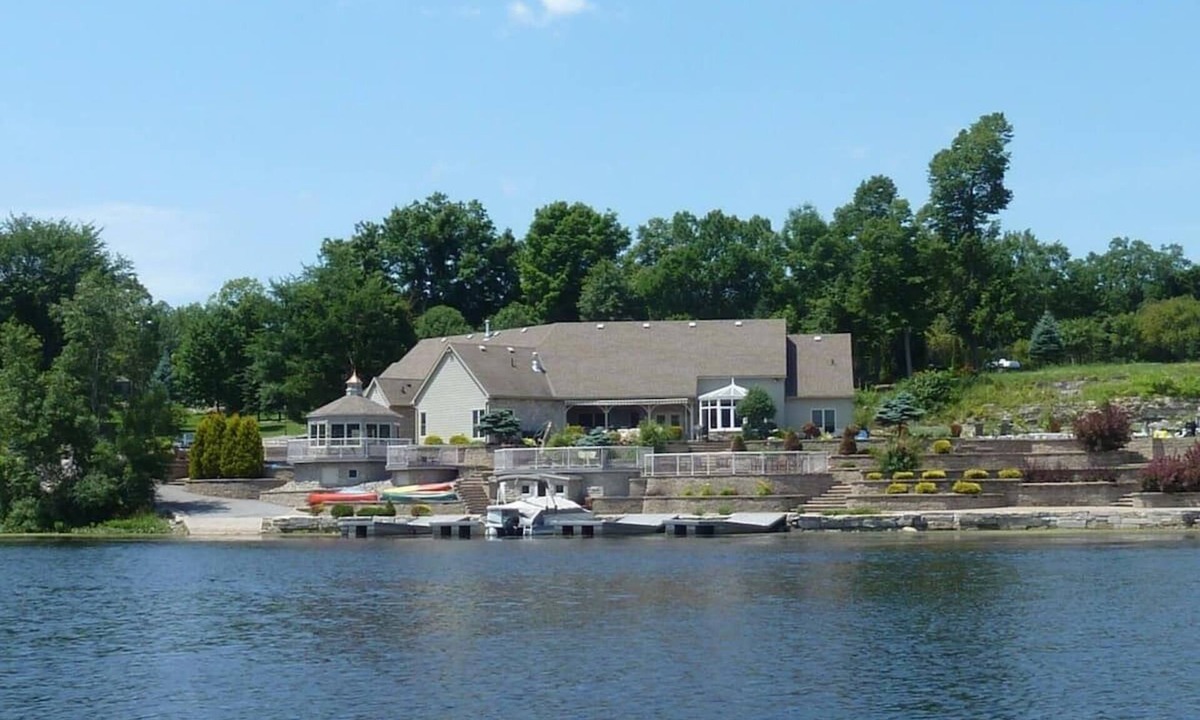 Colebrook House | Luxury Riverfront Cottage 30 mins from Kingston ON