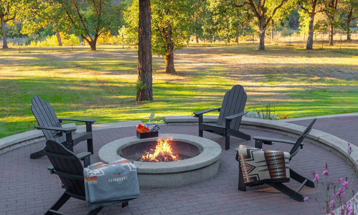 Roseburg House | Luxury Riverfront Escape- Hot tub & Fire Pit