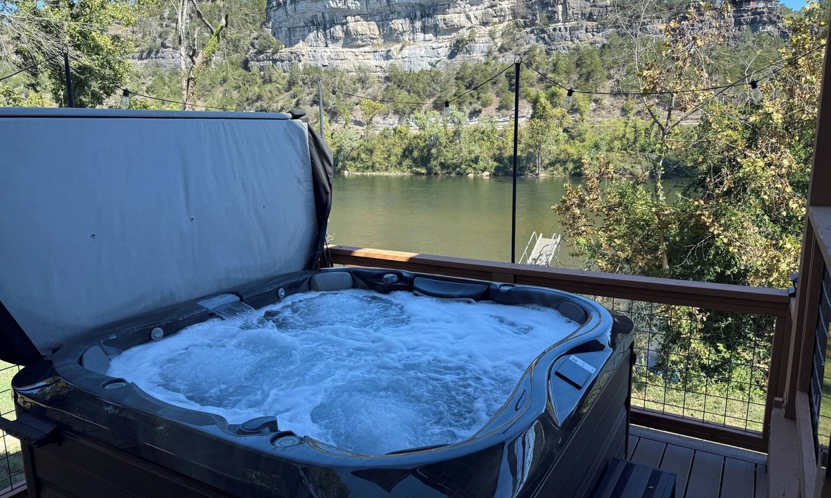 Lone Rock Cabin | Luxury Riverfront Lodge Fishing, Hot Tub & White River Access and Ozark Views”n