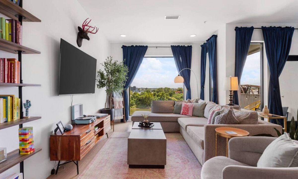 North Capitol Condo | Luxury Riverview - Walk to Broadway - With Garage and Patio