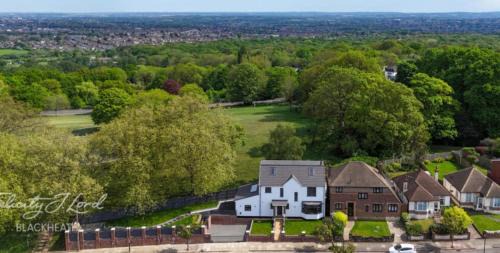 Shooters Hill Villa | Luxury Rooms Express