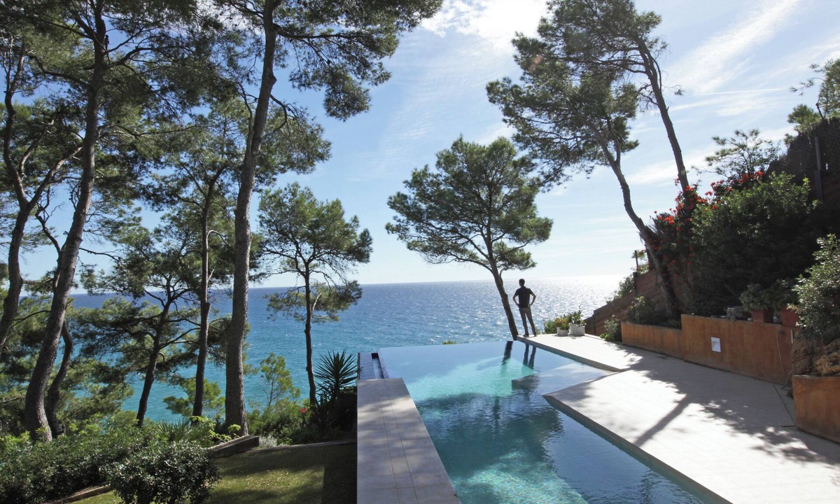 Tamarit Villa | Luxury Seafront Villa Infinity Pool - Walk to Beach