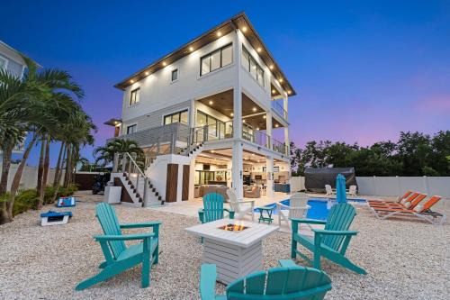 Marathon House | Luxury Seaside Escape ~ Heated Pool w Jacuzzi ~ Elevator ~ Dock ~ Scenic Views