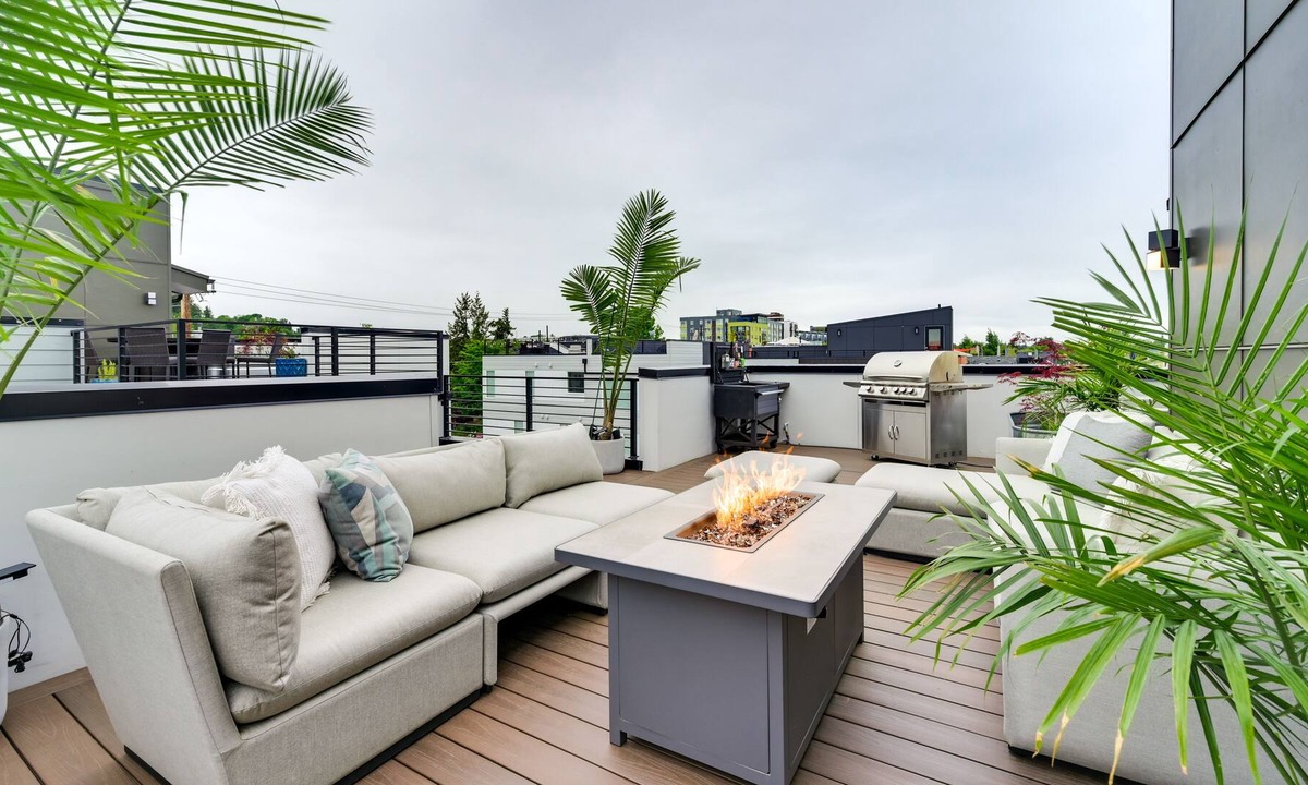 Brighton House | Luxury Seattle Home w/Rooftop Deck + Fire Pit!