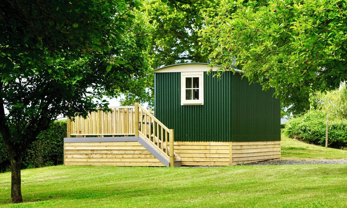 Broadwas Cabin | Luxury Shepherd Hut - The Nimrod