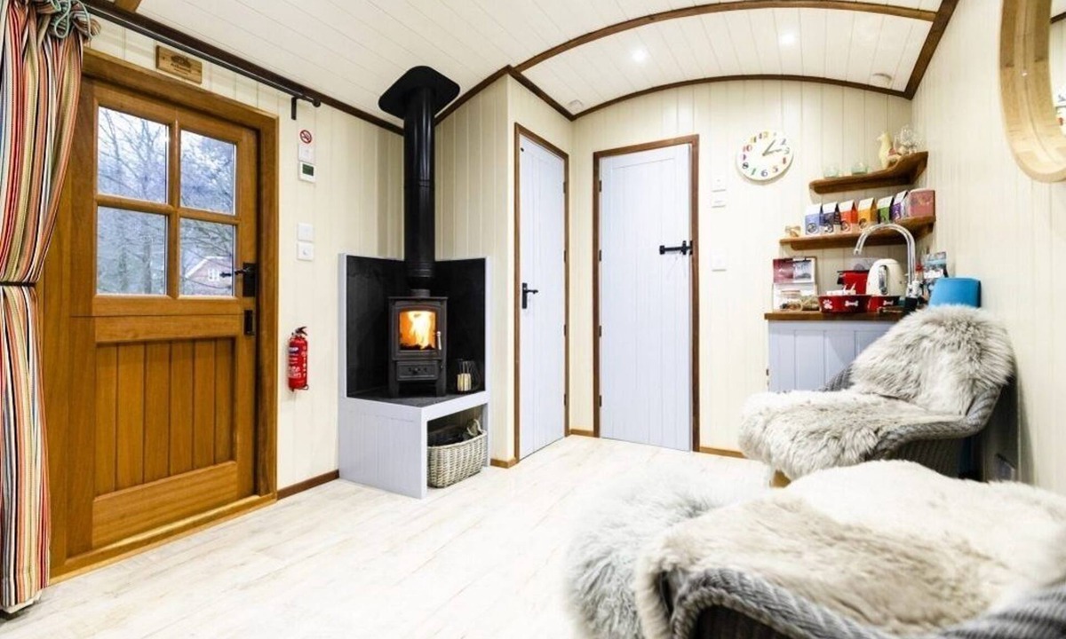 Godalming Cabin | Luxury Shepherd's Hut #4 - Overlooking Rolling Surrey Hills