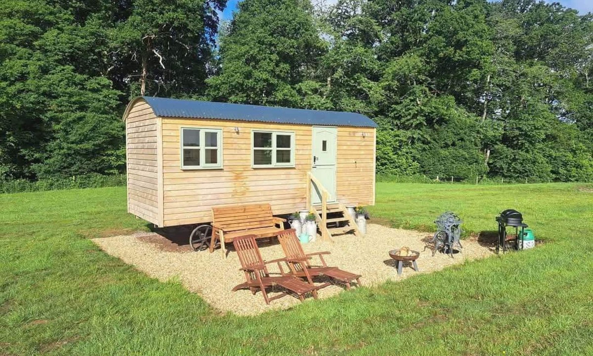 Wickham Cabin | Luxury Shepherds Hut set in a countryside setting