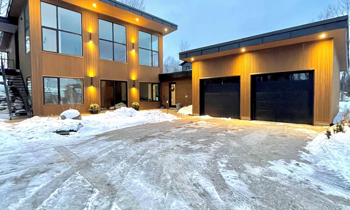 The Blue Mountains House | LUXURY SKI CHALET IN THE FOREST