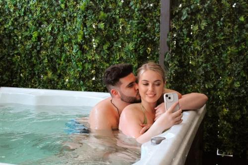 Dieppe House | Luxury Spa Escape - Hot Tub Sauna Projector