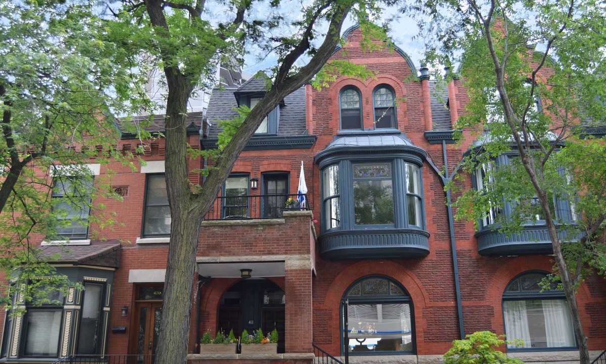 Lincoln Park Condo | Luxury, spacious first floor brownstone in east Lincoln Park