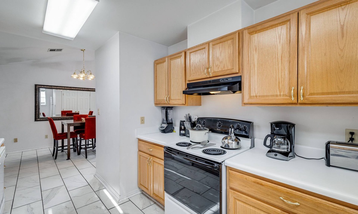 Monroe House | Luxury Spacious Home, Only 4.7 Miles From Airport