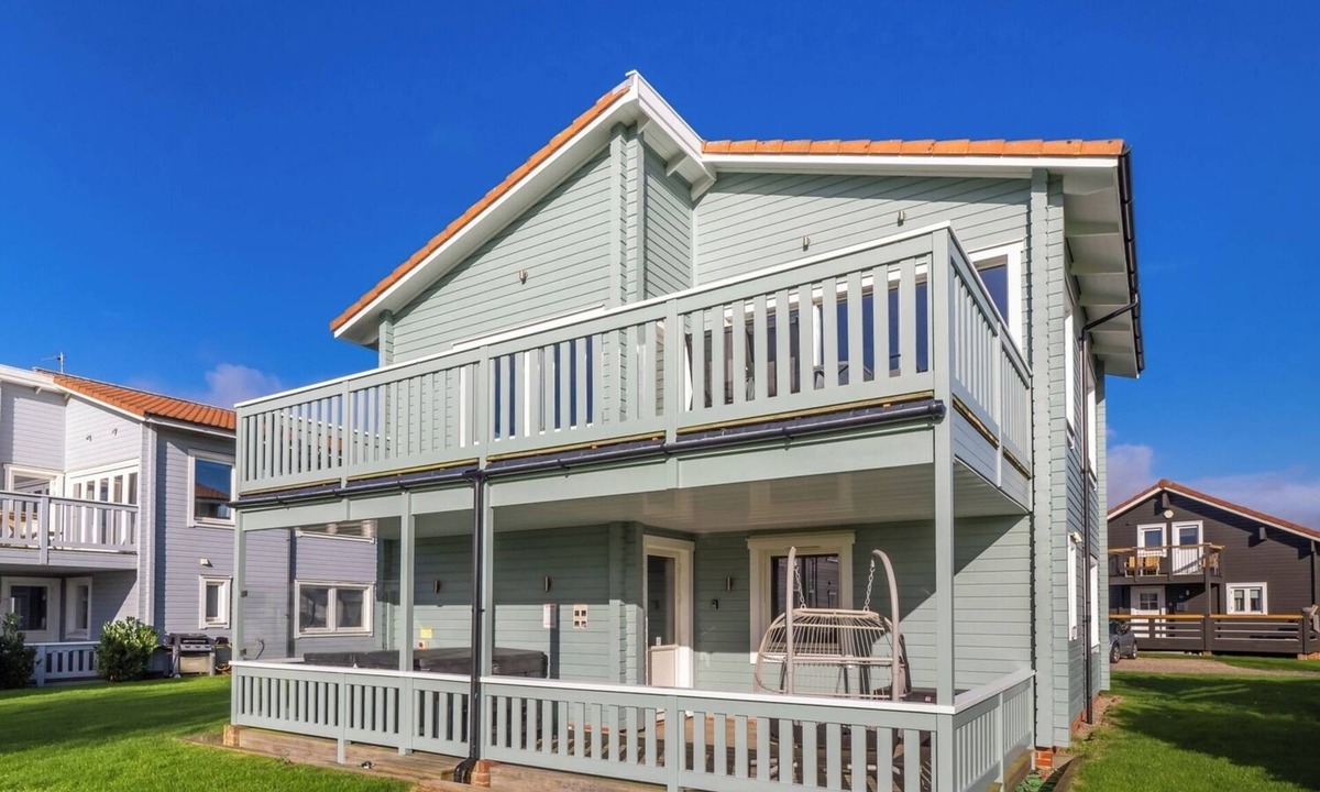 Hopton House | Luxury Stargaze Lodge, Fritton + Hot Tub