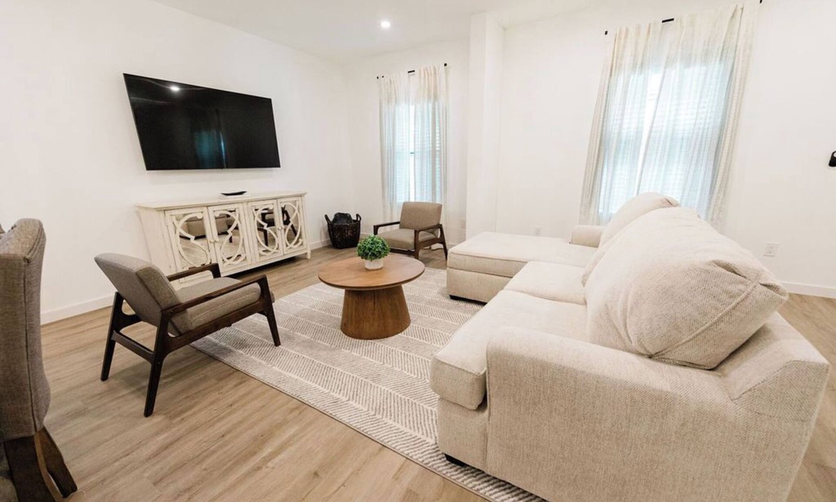 Government Hill House | Luxury Stay 0.5 mile from The Pearl, 5 bed & 3 bath, Newly renovated
