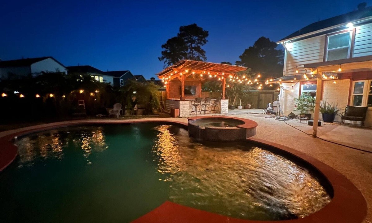 Houston House | Luxury Stay w/Pool, Spa & Outdoor Bar
